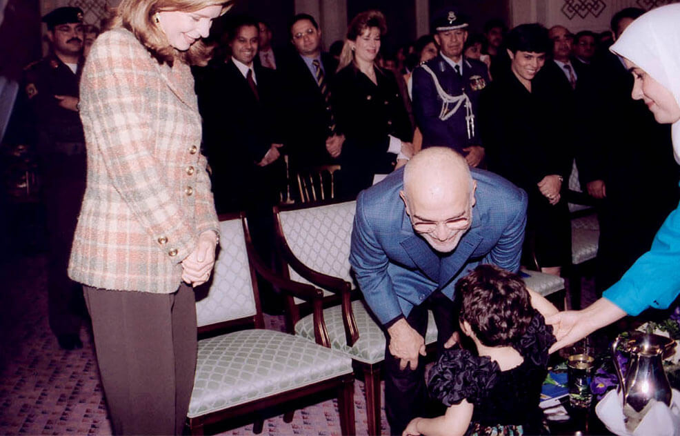 الملك الحسين بن طلال مع أطفال دار البر بالبراعم البريئة
