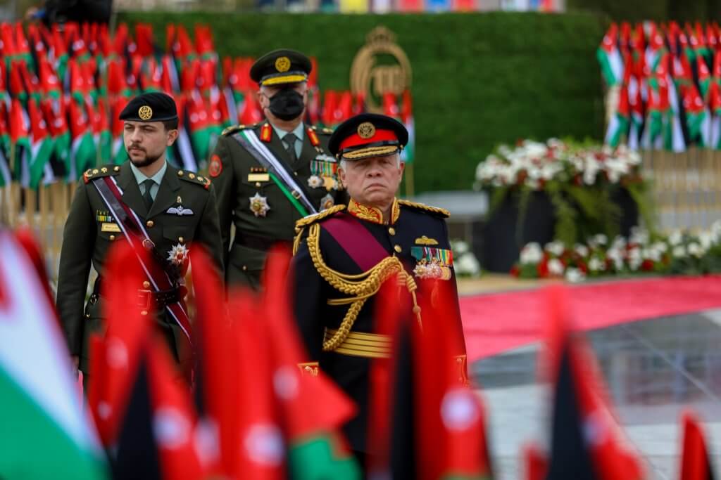 جلالة الملك عبدالله الثاني، القائد الأعلى للقوات المسلحة، يجول في ساحة الشهداء، التي ازدانت بـ 3082 علما أردنيا، في رمزية تمثل عدد شهداء الوطن منذ تأسيس الدولة