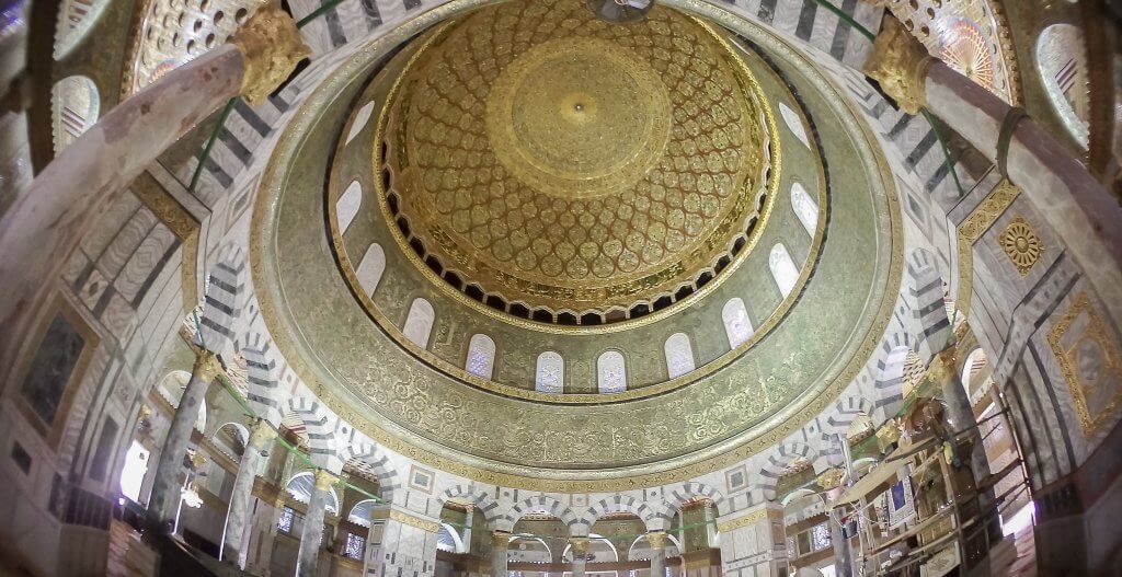 الصخرة المشرفة من الداخل