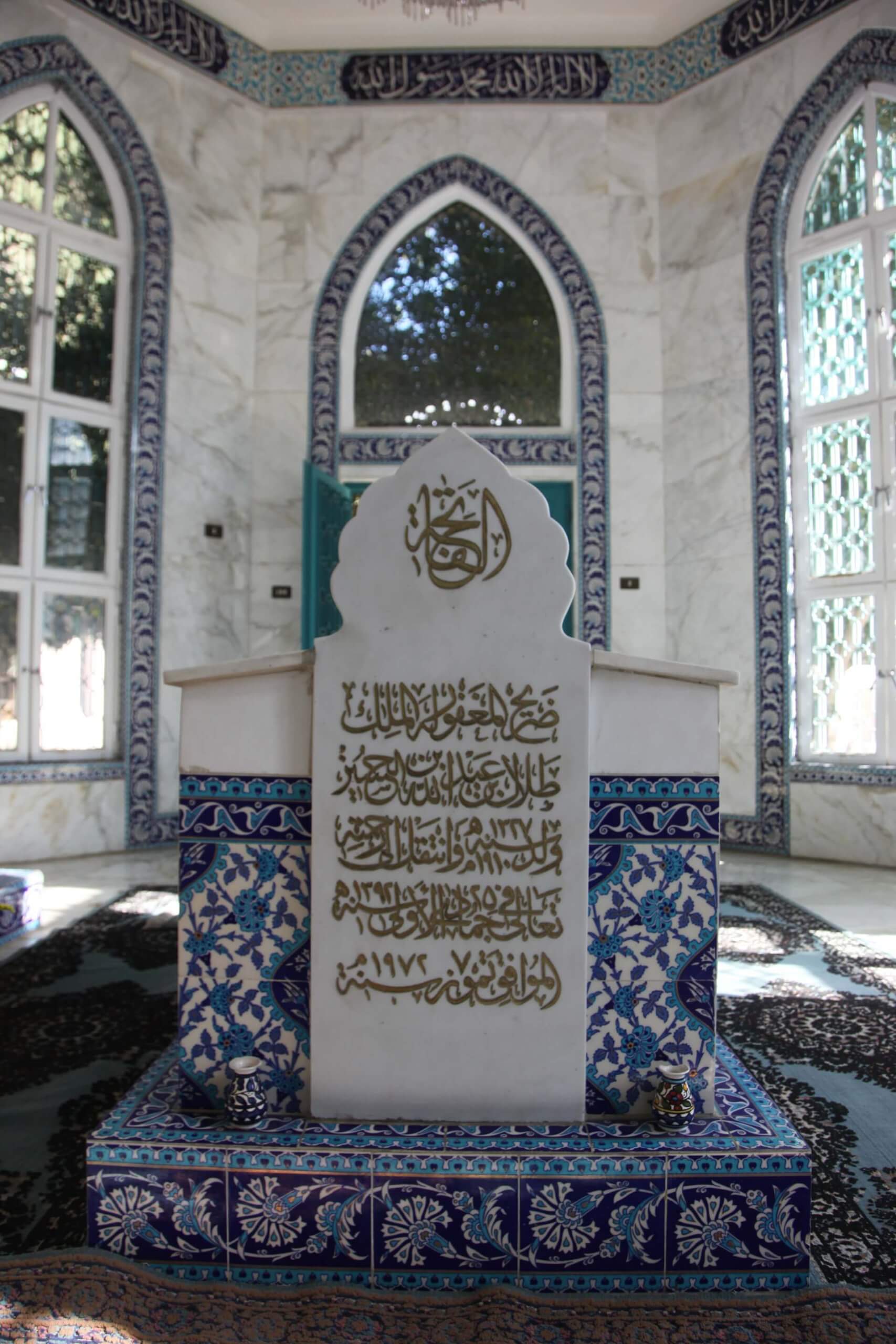 ضريحا الملك طلال بن عبدالله والملكة زين الشرف