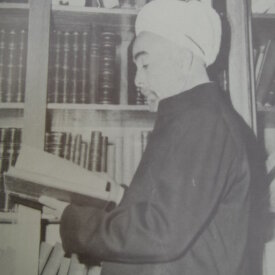 الملك المؤسس عبدالله بن الحسين أمام مكتبته الخاصة