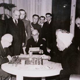 الملك عبدالله المؤسس يمارس لعبة الشطرنج