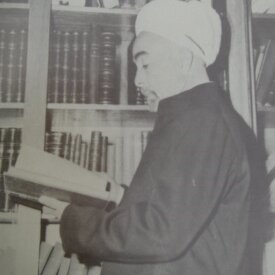 جلالة الملك المؤسس عبدالله بن الحسين أمام مكتبته