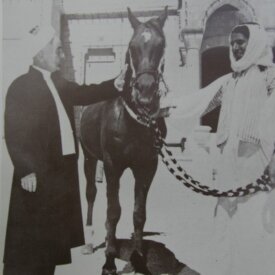 جلالة الملك المؤسس يستعرض إحد الخيول العربية الأصيلة في باحة قصر رغدان