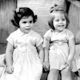 صورة شخصية لصاحبتي السمو الأميرة زين والأميرة عائشة ابنتي الحسين